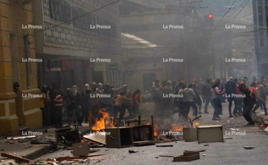 Por los decretos aprobados en el Congreso Nacional se generó caos en las calles de Tegucigalpa y otros puntos del país.