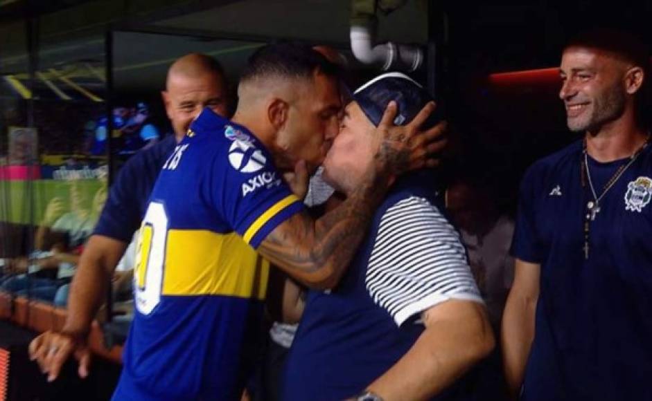 Entre sus últimas imágenes polémicas estuvo el beso entre él y Carlitos Tévez en una final del fútbol donde estuvo involucrado el Boca Juniors, equipo de sus amores.