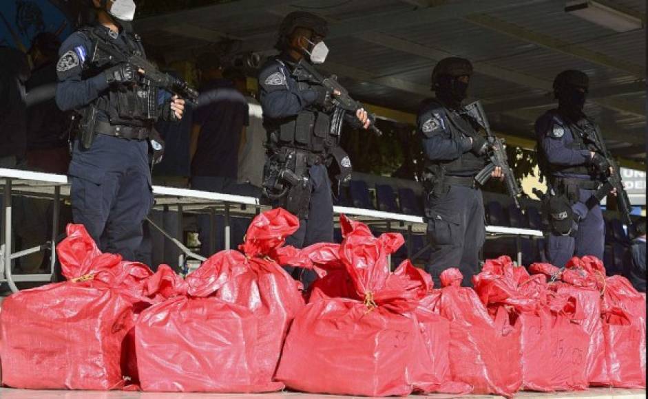 Policías custodian bolsas de aparente cocaína en Tegucigalpa. Foto AFP