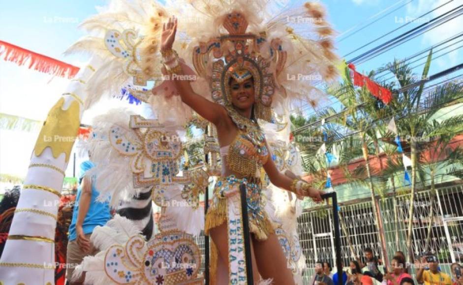 Lo que llamó bastante la atención en el desfile, fue sin duda alguna lo extravagante de las vestimentas de las ceibeñas. Foto: Melvin Cubas.