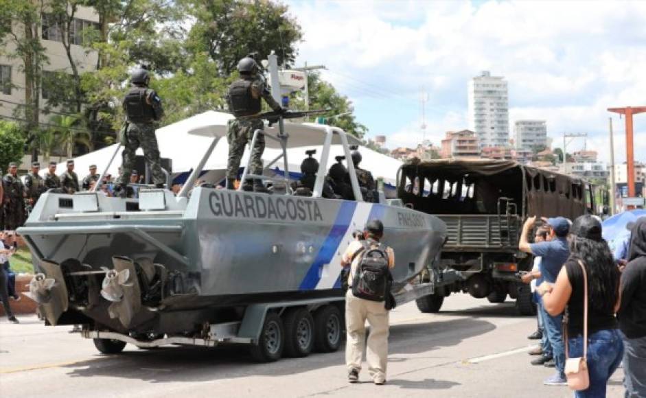 La institución está constituida por el Alto Mando, Ejército, Fuerza Aérea y Fuerza Naval.