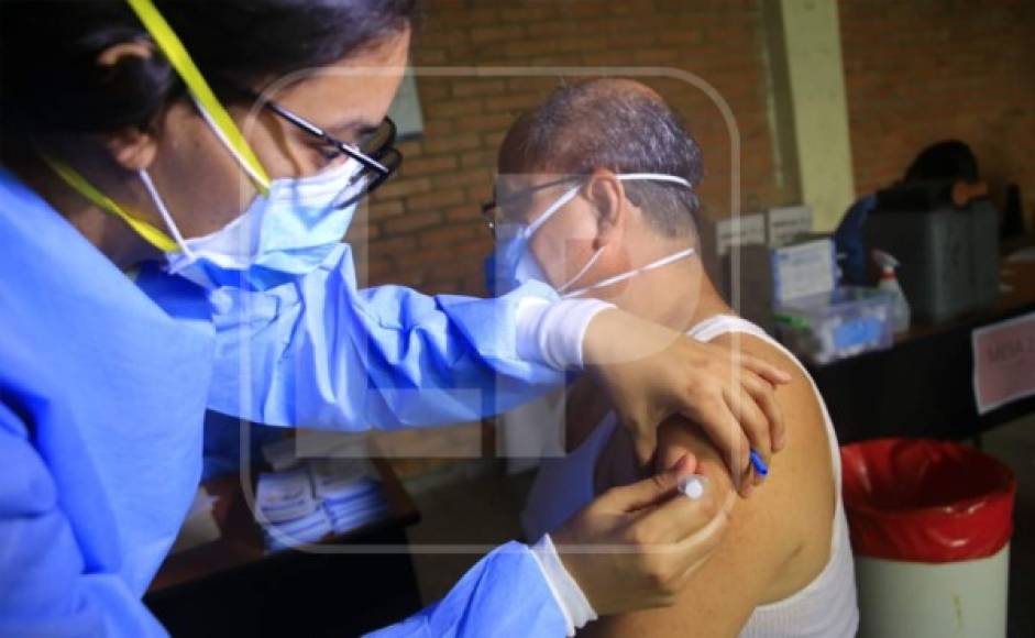 Esperanza y satisfacción en vacunación contra covid-19 de personal de salud y bomberos de San Pedro Sula