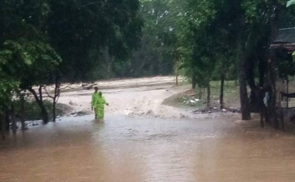 Bomberos y otras entidades realizan acciones en Colón para evitar muertes y mayores daños por las lluvias.