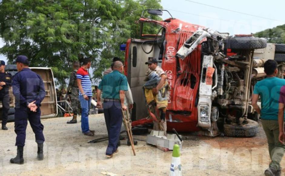 Al menos 17 personas fallecieron en un choque entre una unidad del Cuerpo de Bomberos y un bus de la empresa de transportes Armenia en la carretera hacia el departamento de Yoro, en el norte de Honduras.