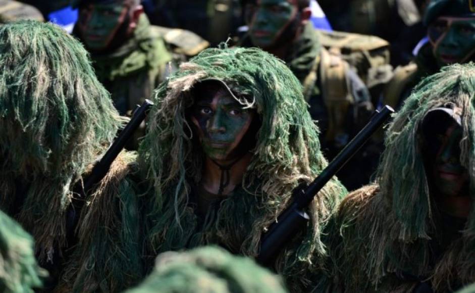 Reservistas, veteranos de guerra, el Batallón de Ingenieros y el Batallón Canino se robaron los aplausos de los miles de espectadores del desfile.