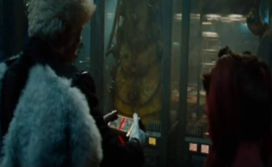 THOR II: Al final de esta buena película, la escena al final de los créditos muestra a los asgardianos entregando una de las gemas del infinito al coleccionista. Todos sabemos que luego sufre las consecuencias.