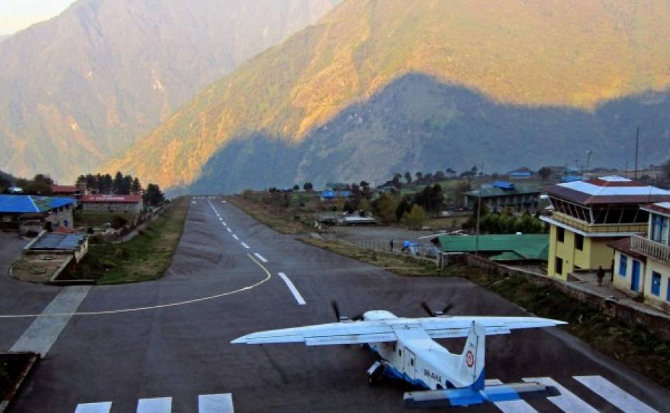 El aeropuerto Tenzing-Hillary, de Nepal: Situado en un pueblo del Himalaya, tiene una pista de 460 metros y al sur un precipicio de 600 metros, lo que no deja margen alguno para el error. Allí solo aterrizan helicópteros o pequeños aviones de ala fija.