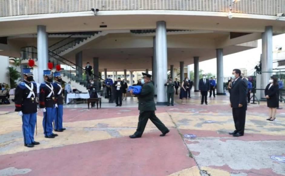 En los bajos del Congreso Nacional, uno de los tres poderes del Estado, también se izó la Bandera con benevolencia.