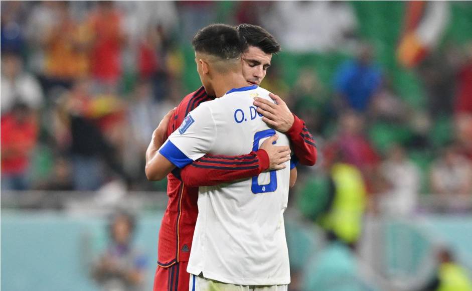 Álvaro Morata consolando al jugador tico Óscar Duarte al final del partido.