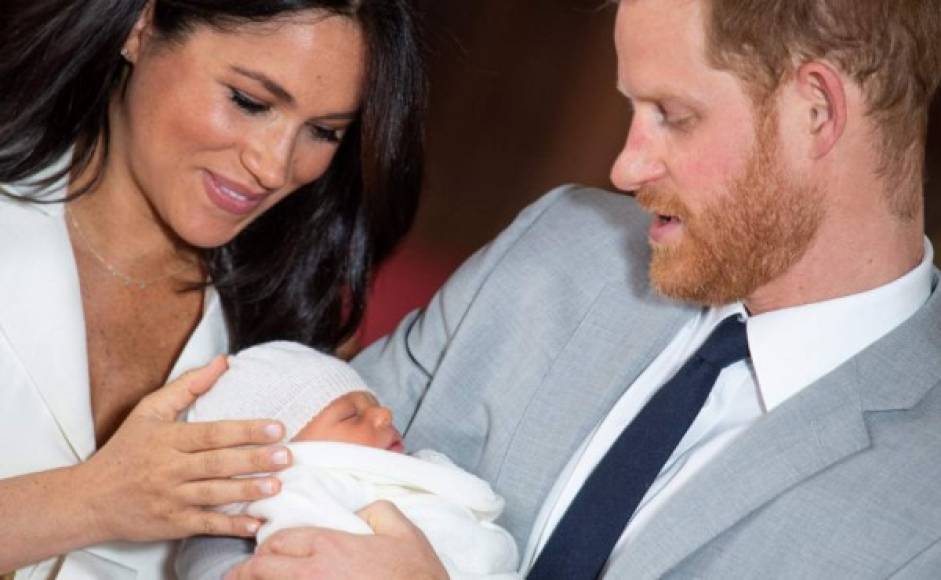 El rostro de un retoño de dos días durmiendo en brazos de su padre es lo único que los británicos pudieron entrever el miércoles del bebé de Enrique y Meghan, que no anunciaron el nombre del nuevo miembro de la familia real británica.<br/>