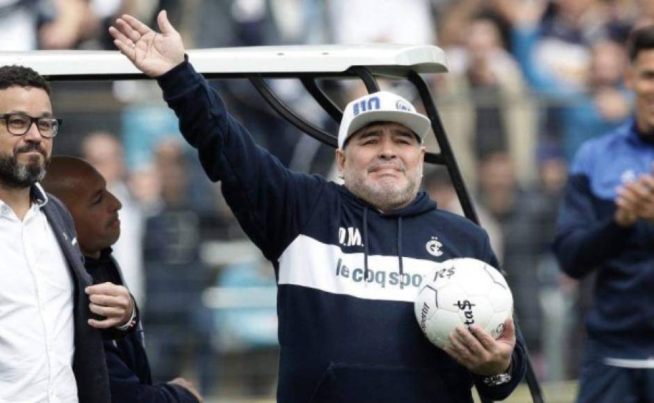 La prensa local aseguró que el entrenador sufrió un paro cardíaco en su vivienda de la provincia de Buenos Aires. Maradona es considerado el mejor jugador de la historia del fútbol y a lo largo de su paso por el mundo del fútbol dejó varias frases e imágenes que quedarán para la historia.