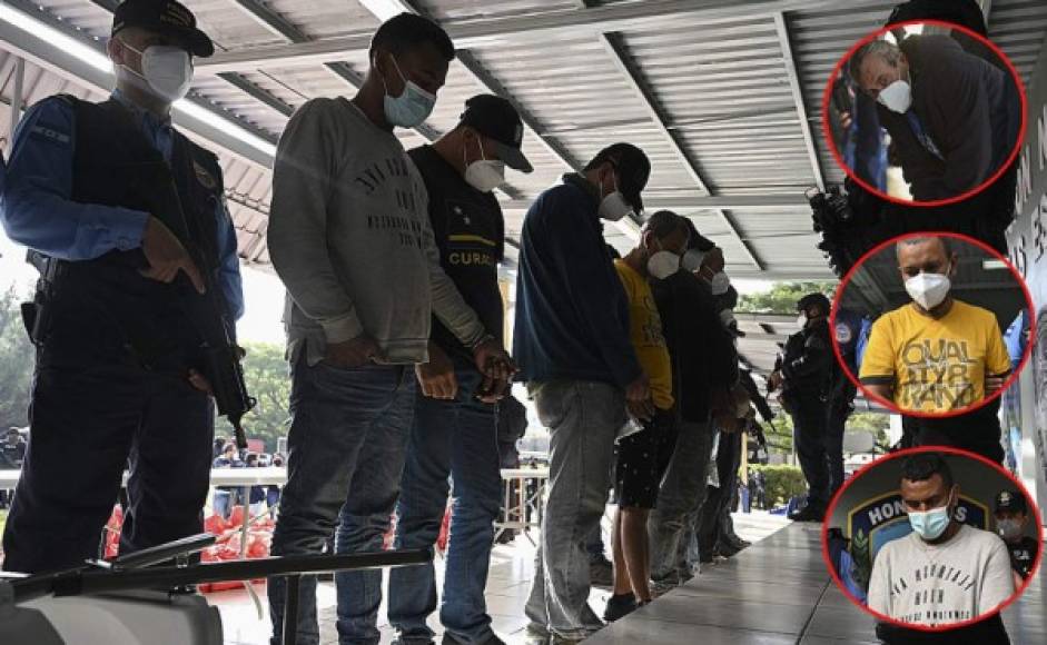 Agentes de la Policía Nacional custodian a siete presuntos narcotraficantes durante en Tegucigalpa. Foto AFP