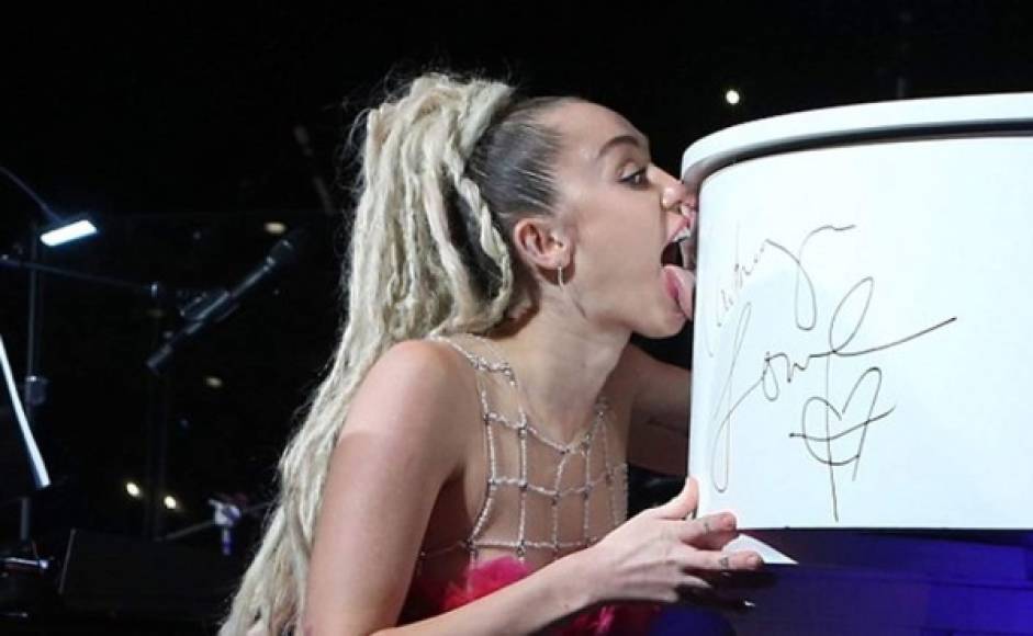 Aquí está es una de las fotos más polémica de Miley Cyrus besando un piano.