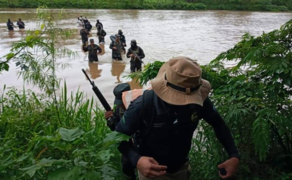 Para llegar hasta el lugar los soldados y fiscales cruzaron un río en La Quesera, Icoteas, en el municipio Limón, departamento de Colón, en el caribe de Honduras.