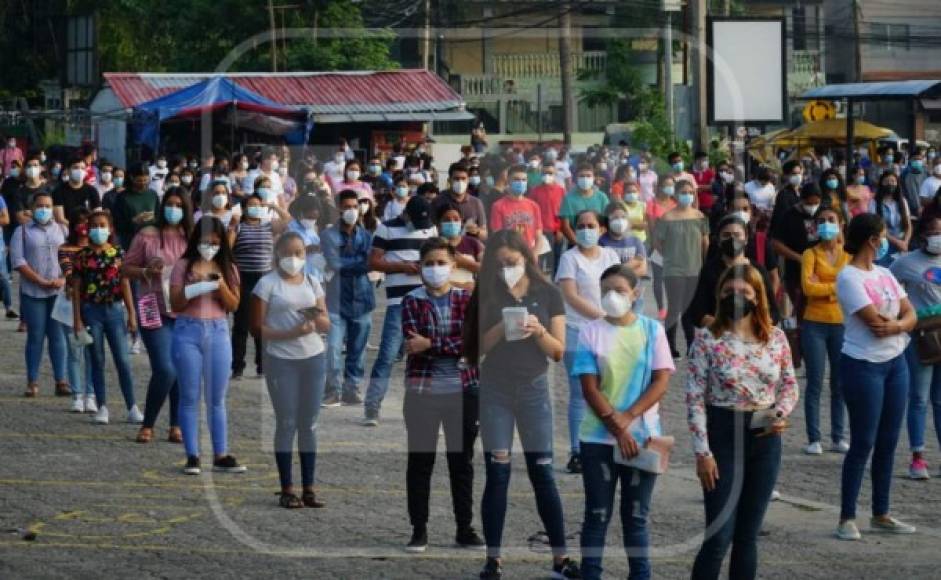 Desde las 6:00 am, decenas de jóvenes y adultos han acudido a los centros regionales en todo el país para intentar conseguie un cupo para estudiar una carrera en la universidad nacional.