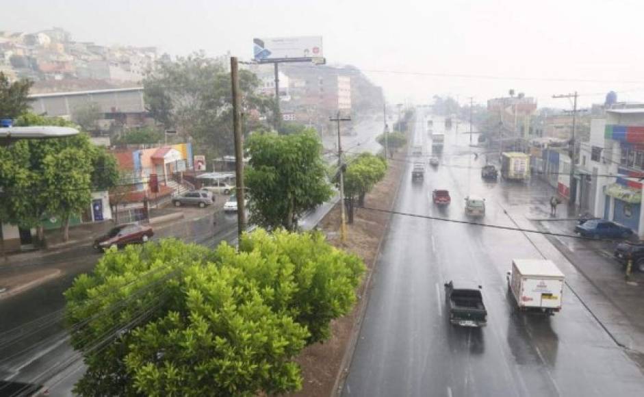 A pesar de las lluvias que cayeron este jueves, aún no es suficiente para que el humo de los incendios se disipe.