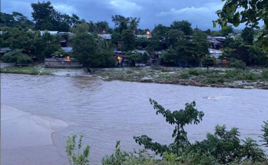 Un poco elevado se encuentra el caudal del río Armenta en San Pedro Sula debido a las lluvias registradas en las últimas horas.