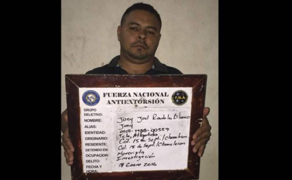 Un sospechoso de participar en la muerte del periodista hondureño Igor Padilla fue capturado este miércoles en la colonia 15 de Septiembre del sector Chamelecón de San Pedro Sula. El detenido fue identificado como Jony Joel Raudales Blanco, quien supuestamente es un colaborador de la pandilla 18.