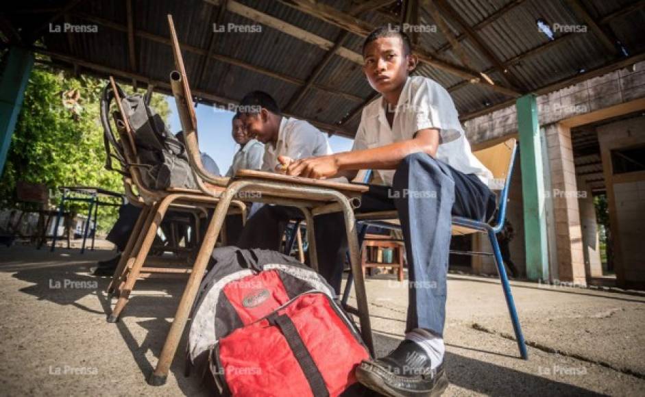 Según cifras oficiales de la Secretaría de Educación, unos 30,000 niños, niñas y adolescentes asisten a la escuela en el sector de La Mosquitia. Se estima que hay muchos más pero no todos acceden a un centro educativo por la extrema pobreza de sus familias.