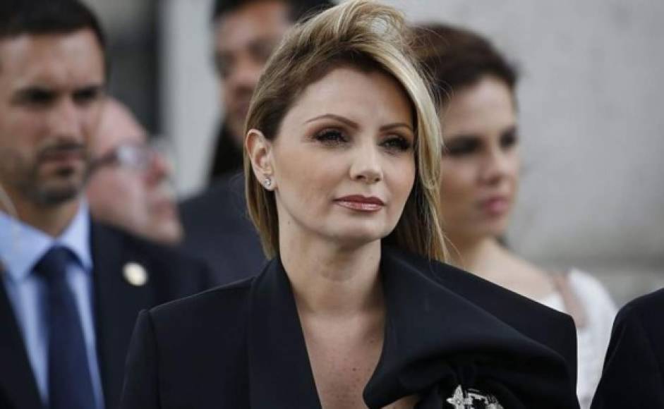 Este sábado 24 de noviembre la pronto a ser ex primera dama de México sale por la puerta de atrás de la residencia de Los Pinos con una reputación destruida y un divorcio anunciado.<br/>