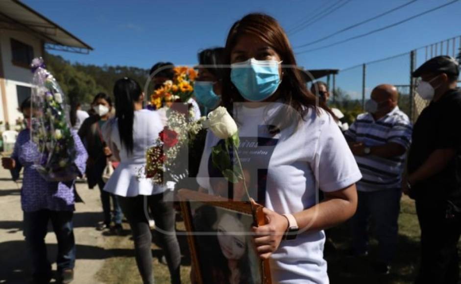 Con rosas blancas y un cuadro con la imagen de Keyla, así le rinden homenaje.