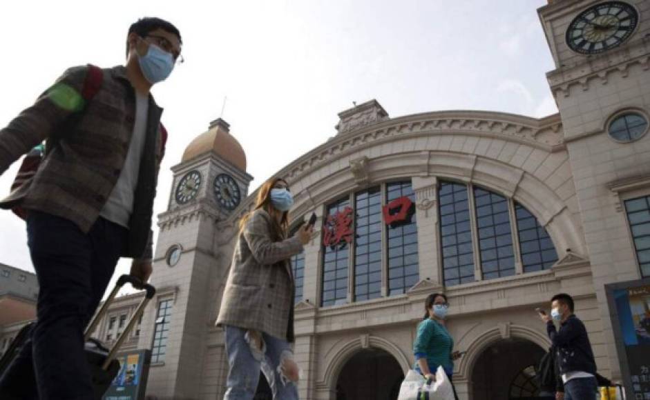 Miles de personas se precipitaron en la noche del martes a la estación de trenes de Wuhan después de que la autoridades levantaron la prohibición de abandonar la ciudad donde surgió la pandemia del nuevo coronavirus a finales de diciembre.