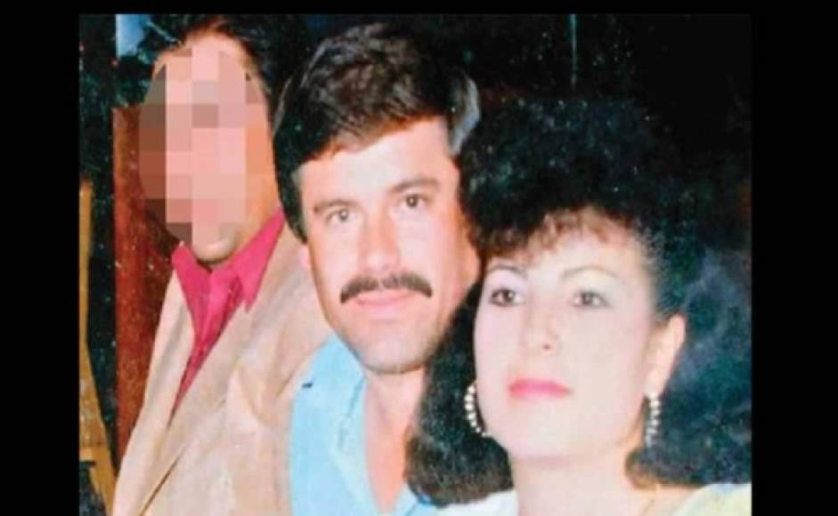 Según medios mexicanos, El Chapo Guzmán es conocido por ser un romántico don Juan. Se enamoró de su primera esposa, Estela Peña, en un baile. Amor a primera vista. El tenía 30 años cuando comenzó a enamorarla. Ella se resistía y finalmente la secuestró y se casó con ella. La pareja no tuvo hijos.