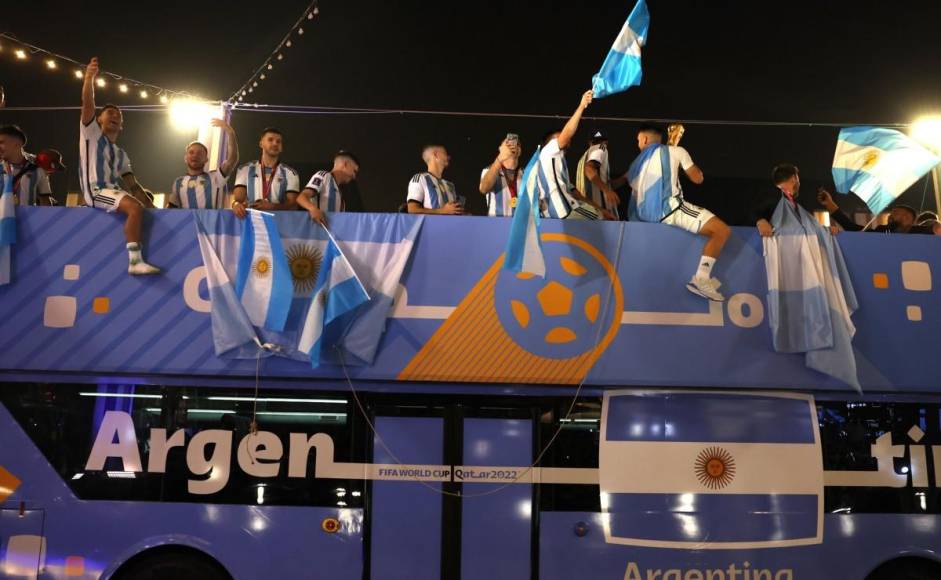 Con banderas y toda la alegría, los seleccionados argentinos celebraron en la caravana del campeón.