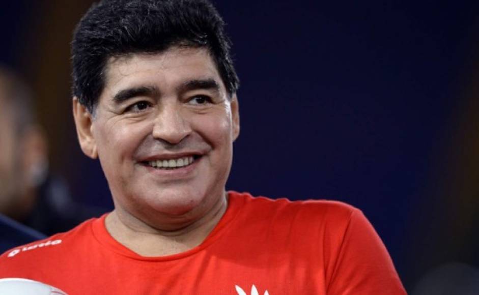 Maradona denunció penalmente a su exesposa, estuvo años sin reconocer a varios de sus hijos, fue filmado mientras le pegaba a su expareja Rocío Oliva y también fue acusado de abuso sexual por una periodista rusa.