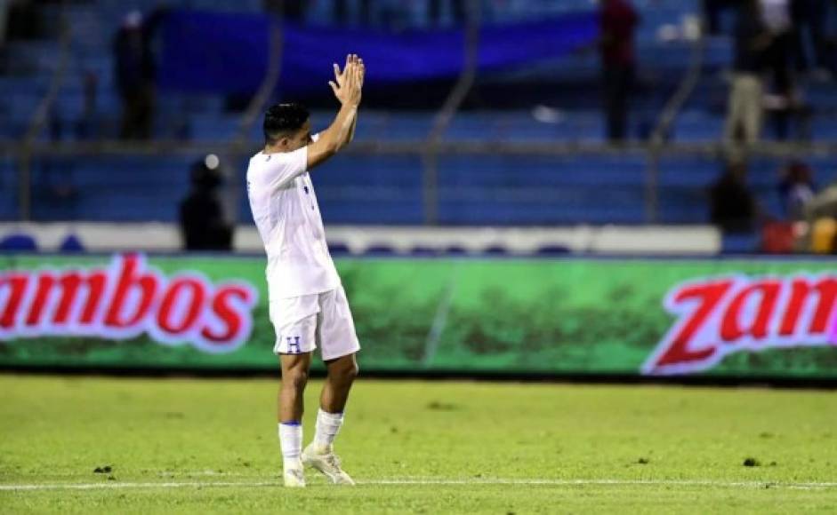 Emilio Izaguirre agradeciendo el apoyo de los aficionados hondureños.