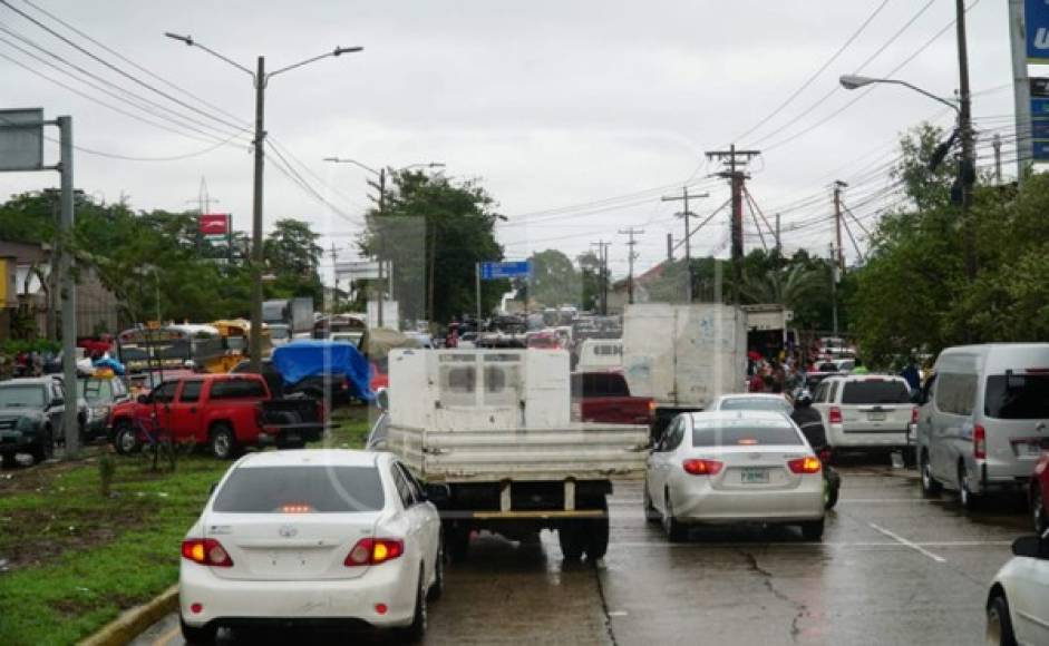 El tráfico vehicular en las cercanías a Chamelecón fue inevitable debido a los aguaceros. Foto José Cantarero