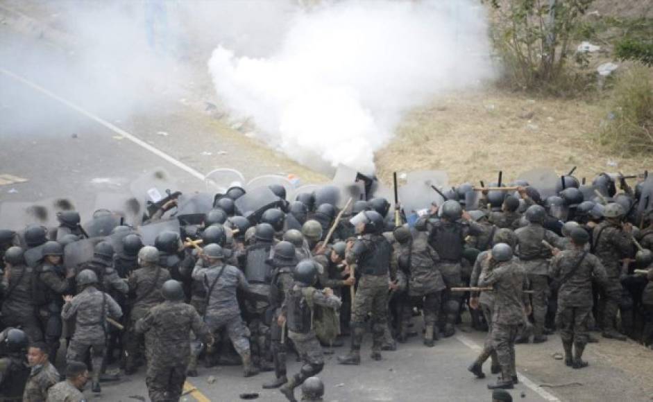 La caravana salió de San Pedro Sula, ciudad del norte de Honduras, en distintas fases entre los pasados miércoles, jueves y viernes. Foto AFP