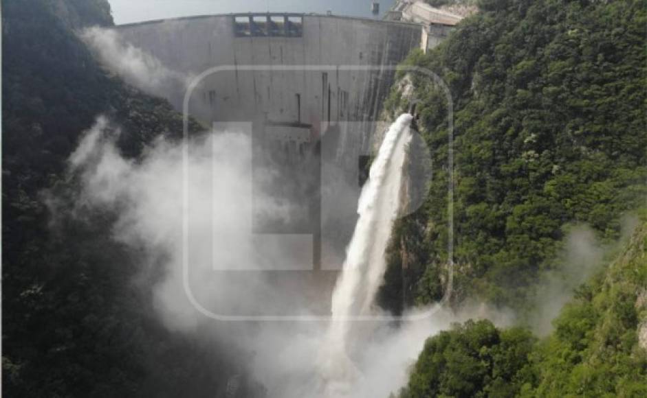 Imagen de la represa El Cajón en pleno proceso de descarga.