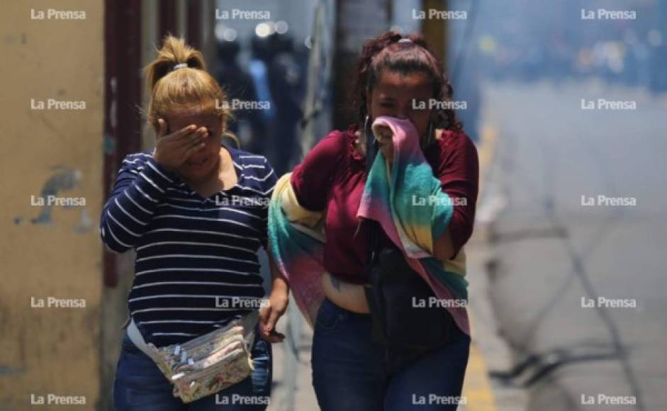 Estas mujeres que andaban en el centro de Tegucigalpa fueron afectadas por el gas lacrimógeno lanzado en el centro de la ciudad.
