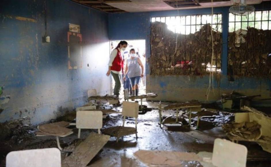 La reina visitó una escuela y un albergue luego de entregar el cargamento.