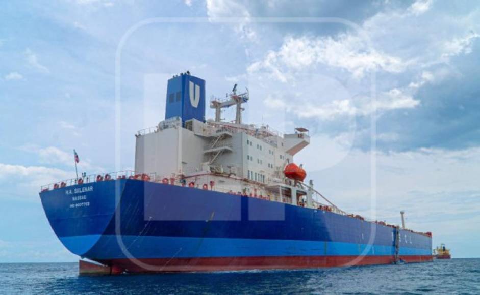 Puerto Cortés recibió ayer el barco más grande de graneles que ha llegado a aguas hondureñas. Se trata del buque HA Sklenar con 800 pies de largo unos 243 metros es un Panamax que cargará unas 64,000 Toneladas Métricas (TM) de grava y las llevará para el mercado de la construcción en Estados Unidos.