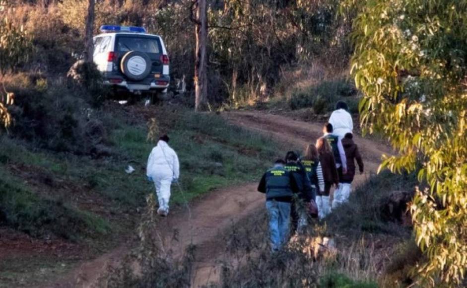 Un equipo de la Guardia Civil continúa trabajando en la zona en la que apareció el cuerpo, a unos kilómetros de la comunidad del Campillo, localidad en la que residía la joven.