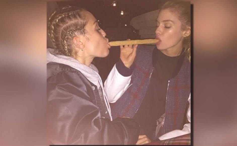 Miley Cyrus da a probar a su rumoreada novia, la modelo Stella Maxwell, una delicia española: los churros. Estos gestos cariñosos son lo más cerca que han estado de confirmar que son pareja.
