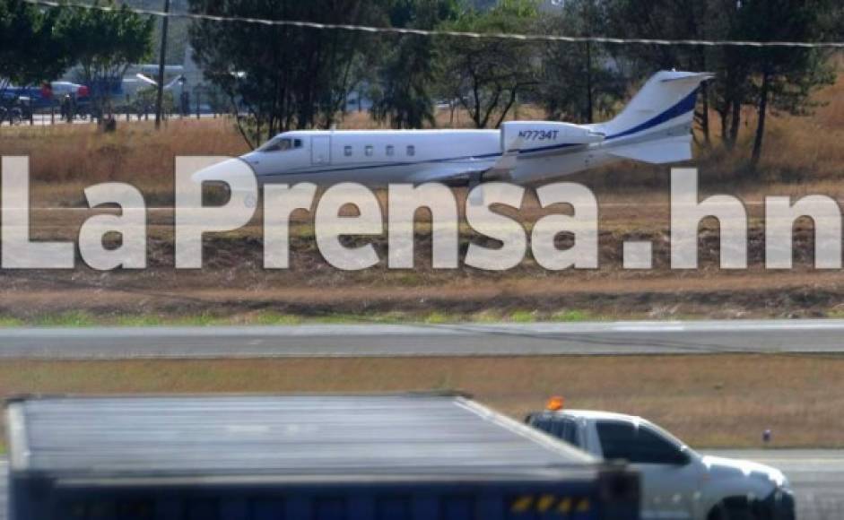 Un avión con personal de la Administración de Control de Drogas de Estados Unidos (DEA) escoltando hondureño presuntos narcotraficantes José Inocente Valle y su esposa.