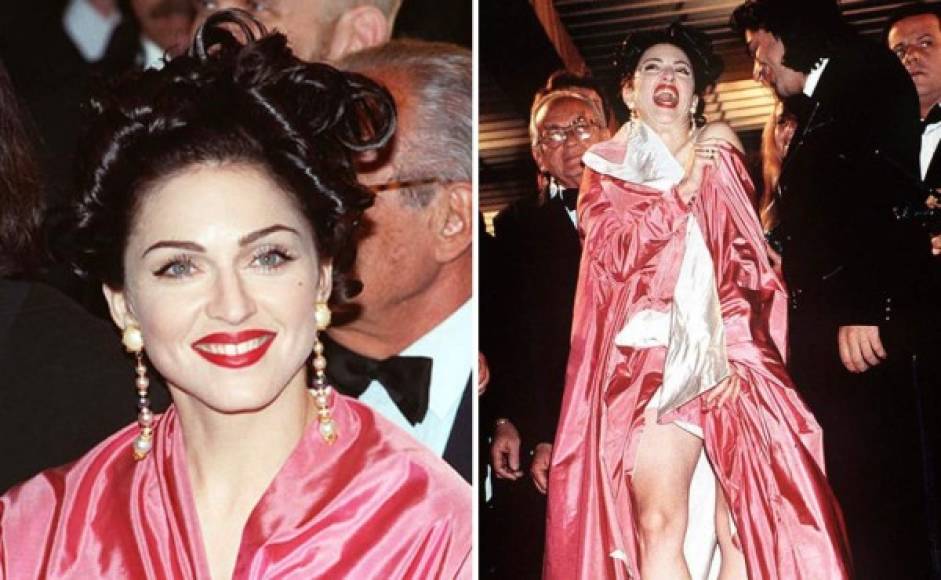 1991. Cannes, Francia. La cantante llega a la premiere del documental En la cama con Madonna con recogido de inspiración oriental y rouge intenso.