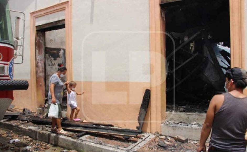 Incendio convirtió en cenizas más de 100 negocios del mercado municipal de Gracias