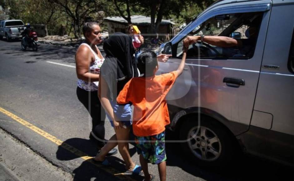 Los habitantes salieron de sus viviendas este viernes para aprovechar que había mayor circulación de vehículos.