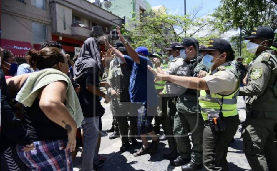 El diálogo no tuvo resultado, por lo que los agentes se vieron obligados a quitar los puestos de venta cerca del parque central.