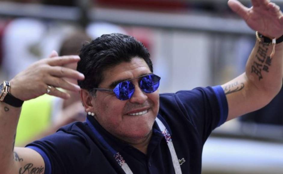Maradona contó en 2006 en 'Yo soy el Diego', su primer libro, que el entrenador le dijo: 'Vaya, Diego, juegue como usted sabe, y si puede tire un caño (túnel)'.