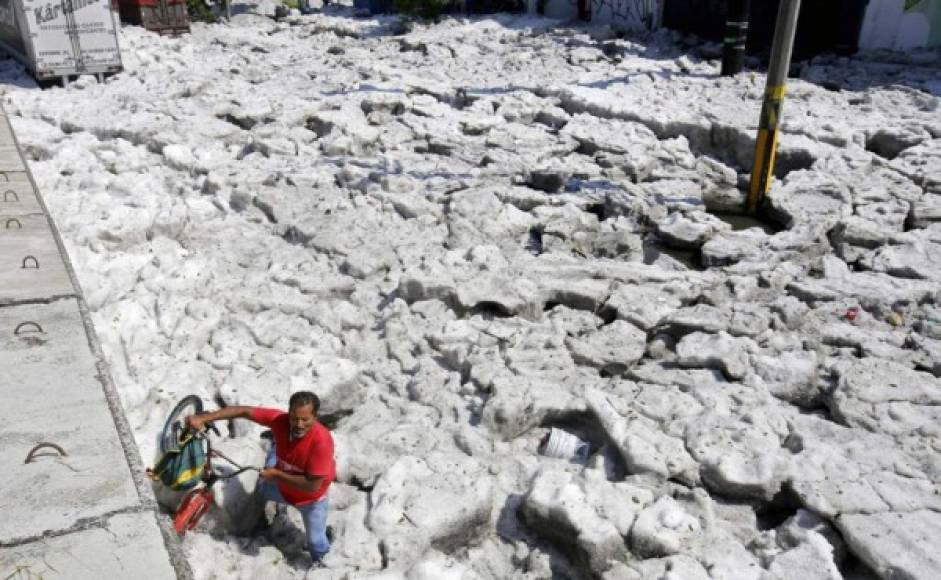 Al menos seis colonias en el límite de Guadalajara y la vecina Tlaquepaque amanecieron con una capa de hielo de hasta dos metros.