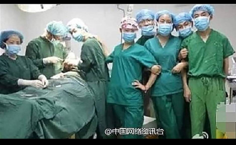 Ejecutivos y un grupo de médicos de un hospital en la provincia nororiental Shaanxi de China recibieron castigos por tomarse fotos aparentemente junto a sus pacientes inconscientes.