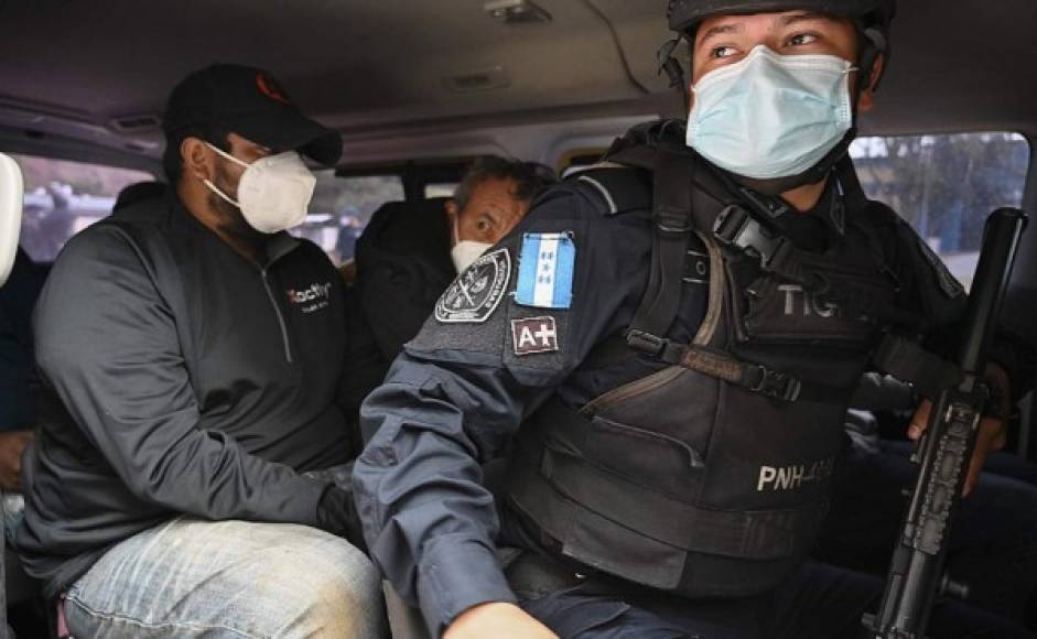 Miembros de la Dirección de Fuerzas Especiales custodian a uno de los presuntos narcotraficantes. Foto AFP