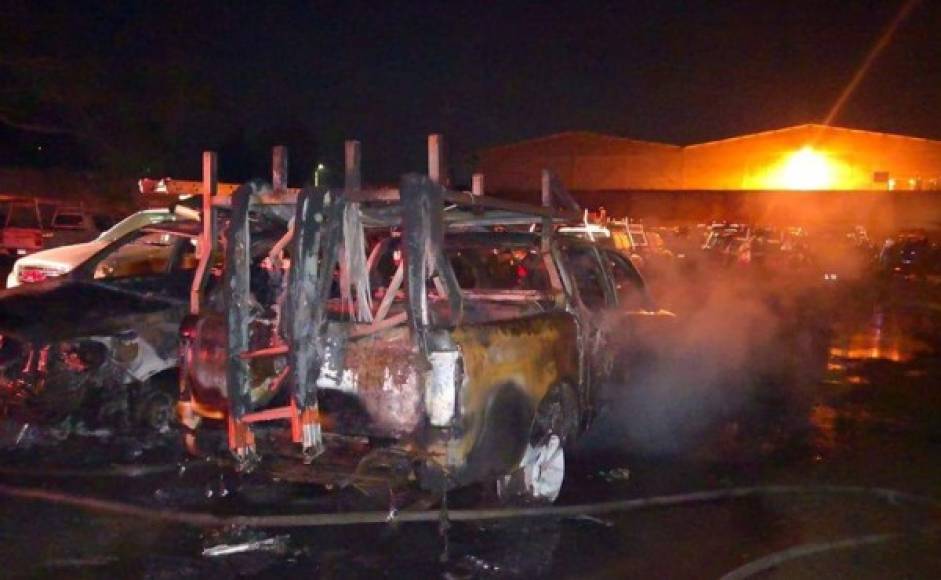 Un total de 16 vehículos de 58 que habían en el predio y que son propiedad de una empresa que brinda servicios a la EEH fueron incendiados anoche.