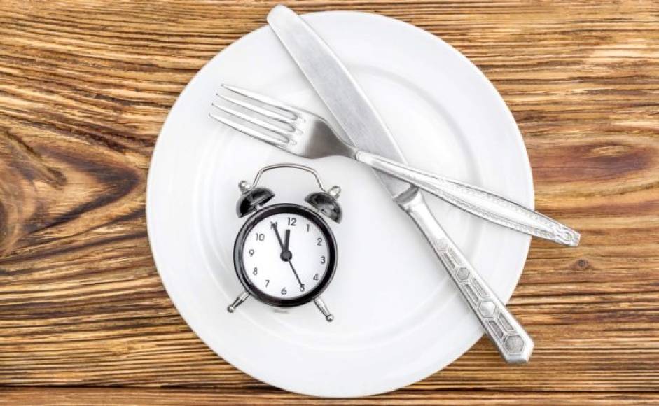 10. Adopta el horario inglés.Intenta adelantar una hora los horarios de tus comidas: comer alrededor de la 1 de la tarde y cenar a las 8 es mucho más saludable y, a la larga, se nota en la báscula.