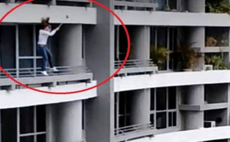 Una mujer falleció el 10 de otubre del 2018 luego de caer desde el piso 27 de un edificio en el sector residencial del El Cangrejo, en Ciudad de Panamá, cuando intentaba tomarse una selfie sentada en el barandal del balcón.<br/><br/>De acuerdo con versiones extraoficiales, la mujer, no identificada, fue sorprendida por un golpe de brisa mientras posaba para el autorretrato. (Captura de pantalla)